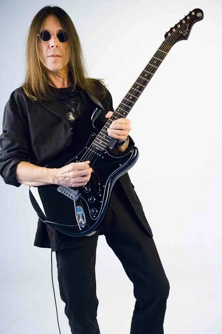 Faiska Borges com sua guitarra